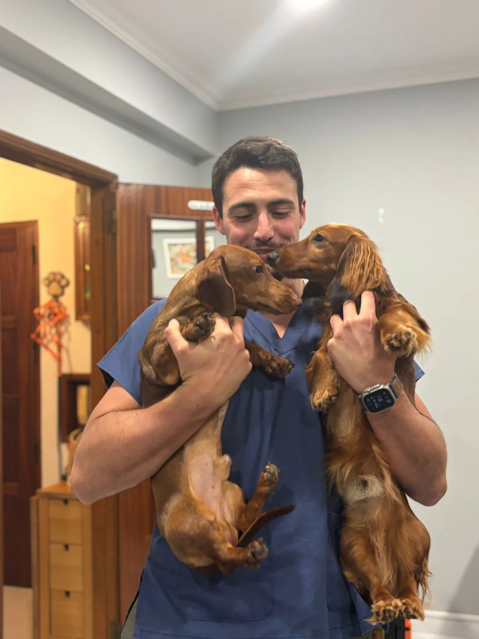 Francisco Fraga com dois cães em visita ao domicílio
