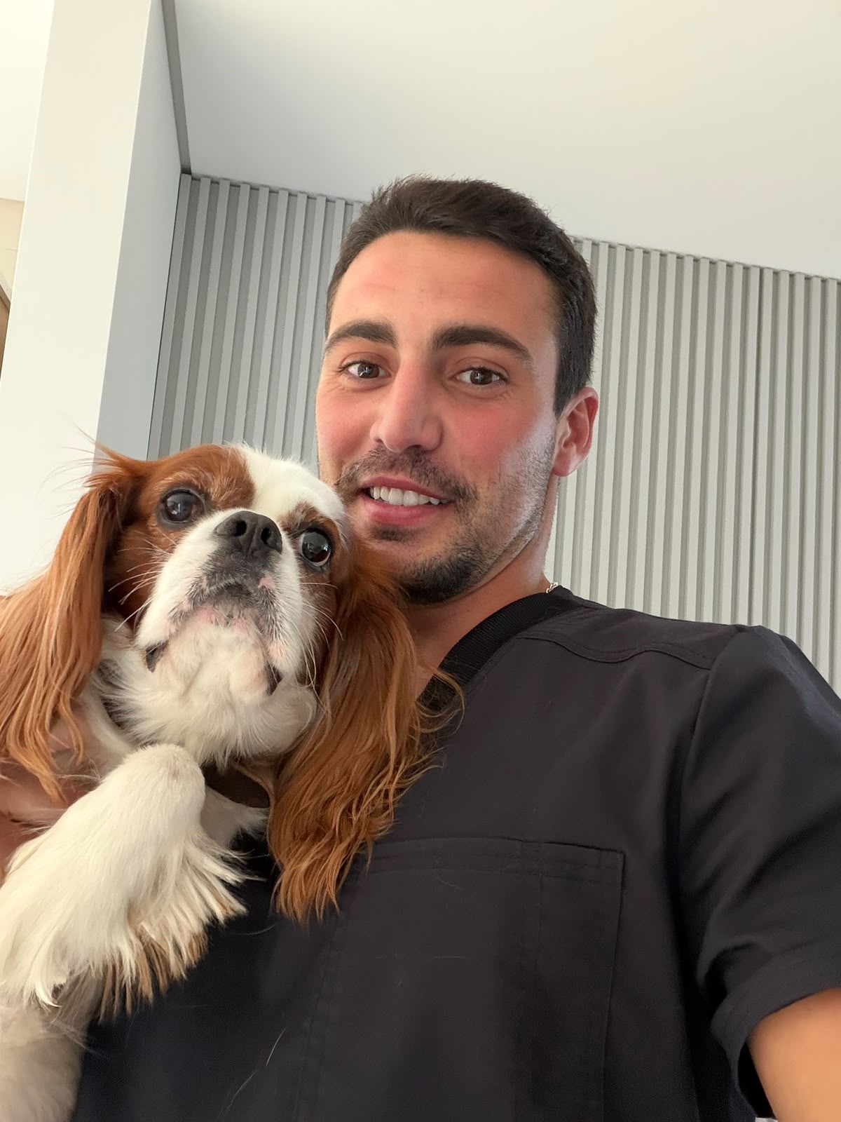 Francisco Fraga com um Cavalier durante uma visita ao domicílio
