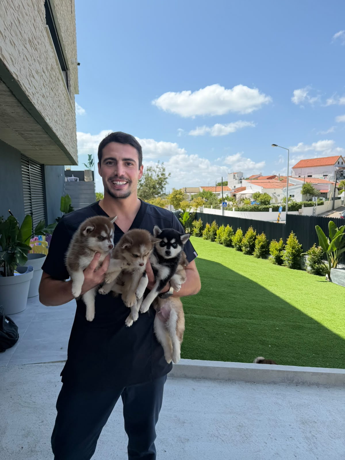 Francisco Fraga com três cachorros durante uma visita ao domicílio